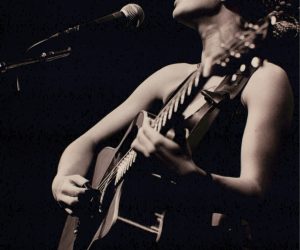 Ani DiFranco at the University of Hartford, 1996. Photo by Susan Alzner.﻿